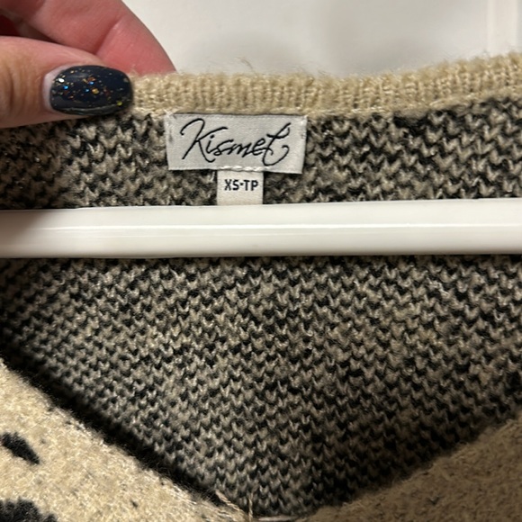 XS Kismet leopard print v neck sweater. Relaxed fit. Warm. - Picture 2 of 4